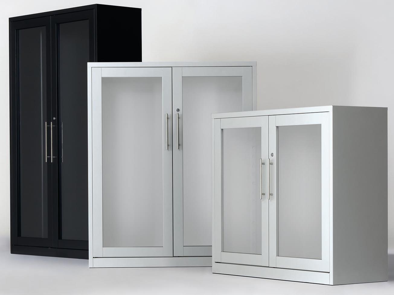 Armario metálico de puertas correderas de cristal en tres versiones.